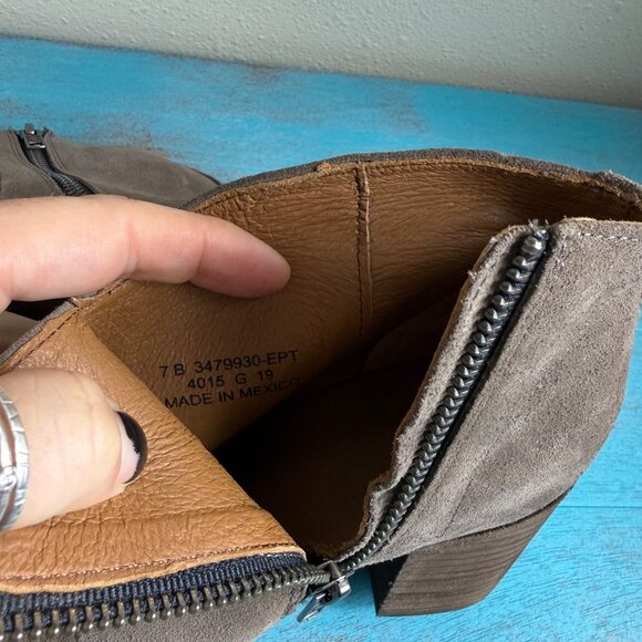 FRYE 'Nora' Zip Short Taupe Suede Leather Ankle Booties With Stacked Heel Sz 7 - Picture 8 of 8